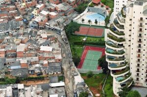 Un' evidente differenza economica tra due quartieri di una città in Sud Africa